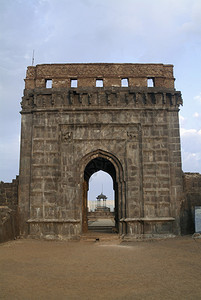 位于Raigd堡和Shivaj国王的尖刺入口处MahrstIndi在背景中可以看到图片
