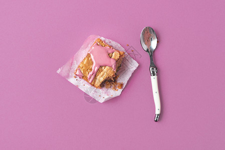 粉红巧克力蛋糕粉红甜点旁的图片