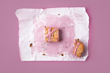 红宝石巧克力蛋糕切片和吃的痕迹在粉红巧克力蛋糕上方平整的美味粉红巧克力甜点图片