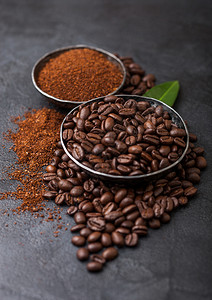 含地粉和黑咖啡树叶的新鲜有机咖啡豆图片