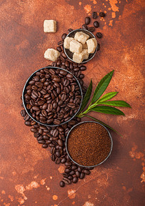 新鲜生有机咖啡豆地面粉和甘蔗糖棕色咖啡树叶图片