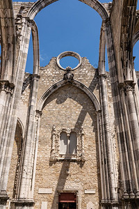 175年重大地震中受损的利斯本卡莫修道院图片
