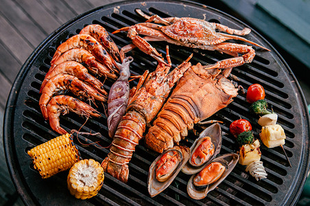 新鲜龙虾龙虾和混合海鲜烧烤背景