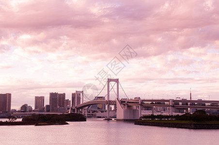 晚上日落时奥代伊巴彩虹桥和东京湾风景在粉红天空下背景的城市风图片