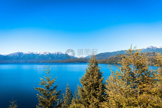 山和湖夏季风景在圣马丁德洛斯和阿根廷图片