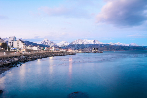 寒冬的我们风景海洋和山地三角形阿根廷哥多尼亚图片