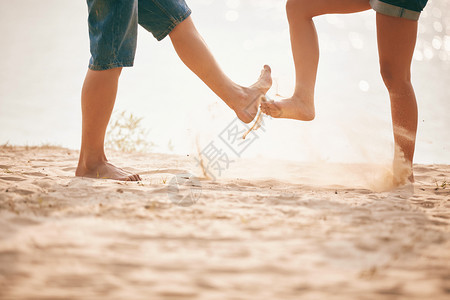 年轻夫妇玩沙子夏季生活方式沙子海滩脚图片