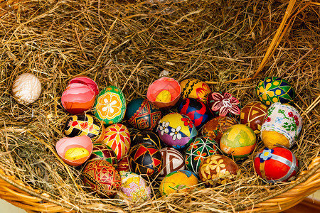 鸡窝里带绘画图案的复活节鸡蛋图片