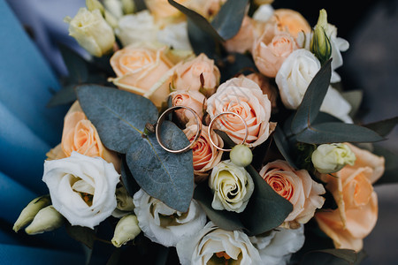 新娘花束中的婚戒玫瑰花束中的婚戒图片
