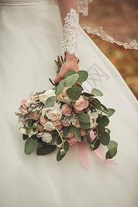 粉红色玫瑰白康乃馨绿花朵和带丝的绿色花朵关闭侧观婚礼装饰艺术美丽的婚礼花束漂亮的婚礼花束时尚的婚礼花束粉红色玫瑰白康乃馨和绿花朵背景图片