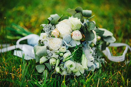粉红色玫瑰白康乃馨绿花朵和带丝的绿色花朵关闭侧观婚礼装饰艺术美丽的婚礼花束漂亮的婚礼花束时尚的婚礼花束粉红色玫瑰白康乃馨和绿花朵背景图片