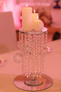 在圆玻璃烛台上用装饰的贝壳玻璃烛台上的蜡用装饰贝壳在圆玻璃烛台上烧蜡图片