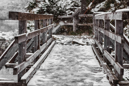 山的老木桥河上的雪盖桥背景图片