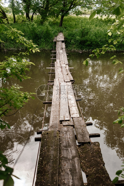 旧木桥小河上的与自然相连的桥梁与自然相连的桥梁图片