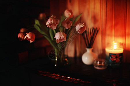 粉红背景的色郁金香卧室内部的一束郁金香模糊效果有选择焦点近距离春色背景的粉红郁金香春内部图片