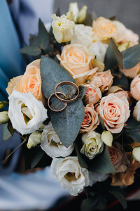 新娘花束中的婚戒玫瑰花束中的婚戒图片