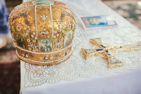 在正统教堂举行婚礼仪式圣水婚礼仪式的金冠在正统教堂举行婚礼的金冠图片