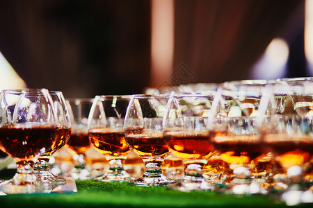 威士忌或白兰地酒精选择焦点图片