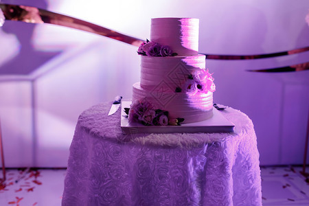 餐桌上有鲜花和蓝莓的粉红蛋糕婚礼的古典风格生日餐桌上有花和蓝莓的粉红婚礼蛋糕图片