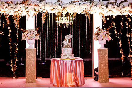 婚前装饰餐桌配有结婚蛋糕蜡烛灯光和鲜花餐桌配有结婚蛋糕灯光和鲜花图片