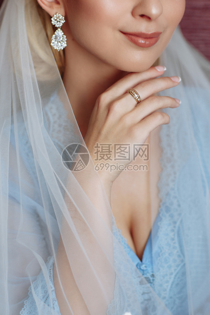 婚礼清晨时段细节概念婚礼清晨时装的美丽新娘照片婚礼清晨时装的美丽新娘照片图片