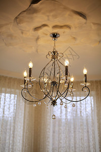 封装吊灯关闭于当代吊灯的晶体上是设计在天花板或墙壁上架设的环形装饰灯具封吊图片