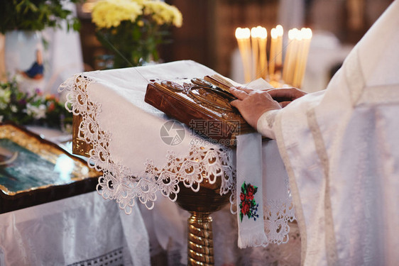 圣经上写在祭坛桌信仰和宗教概念布道背景内地主与人桌概念圣假日和诞节概念传统图片