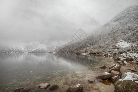 冬天的山湖图片