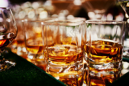 威士忌或白兰地酒精选择焦点图片