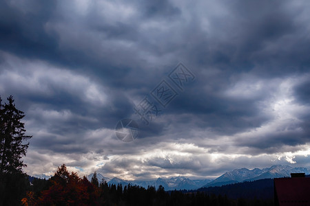 美丽的大山景阴云秋天太阳试图穿过云层戏剧风景喀尔巴阡乌黑欧洲图片