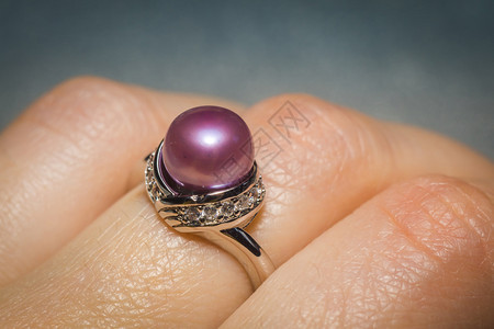带天然淡水珍珠的银环紫色宏观图片