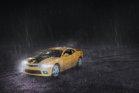 行驶在雨中的汽车图片
