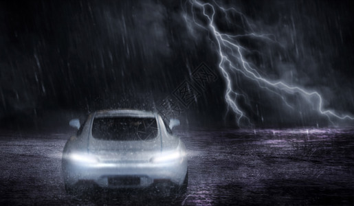 3d使白色运动车关注在后面跑一条路上雨和闪电在夜间运动模糊的概念图片