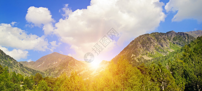 美丽的山地景观和天上的日出美景和丽的色宽阔照片图片