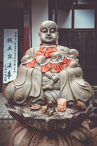 Jizo雕像和红字在阿兰西山寺京都雅潘的Jizo雕像在阿兰西山寺雅潘的Jizo雕像图片