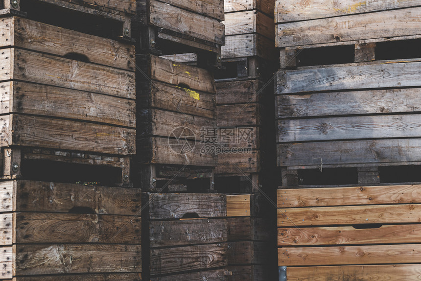用于水果和蔬菜储存的商用木制板材用储存的仓库背景旧木制板材储存箱图片