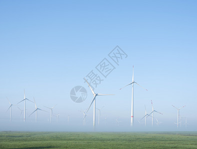 苏黎世附近绿色草地的风涡轮机在乌鲁古斯的薄雾清晨在德国低萨克斯尼图片