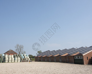 在苏黎世和之间太阳能电池板覆盖的农场在夏天阳光明媚的日子里图片