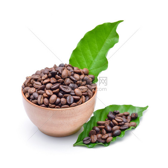 白底带咖啡豆和叶的木碗图片