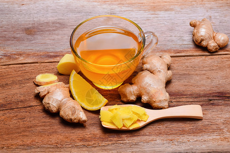木制桌上的姜茶图片素材