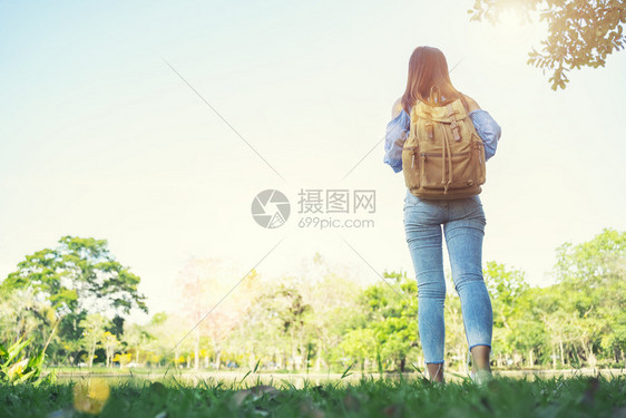 年轻女旅行者站在户外阳光照耀冒险旅行和自由概念图片
