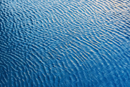 与阳光相伴的水浪抽象背景旅行和夏季背景概念蓝色图片