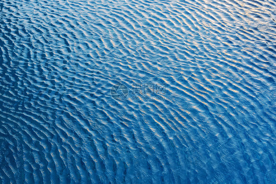 与阳光相伴的水浪抽象背景旅行和夏季背景概念蓝色图片