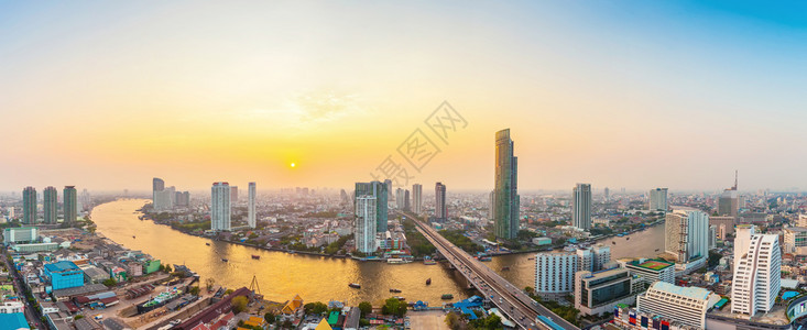 美丽的bangko城市景色日落时有chaopry河全景照片图片