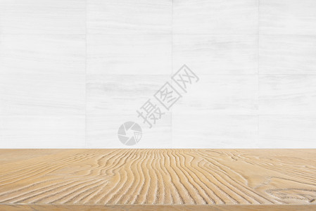 白色大理石墙壁背景显示产品的空木制桌面抽象背景图片