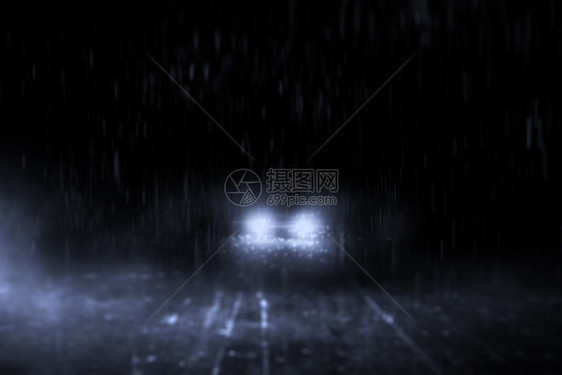 夜晚的抽象孤独街道汽车在雨中奔跑图片