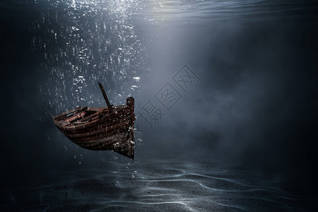 木船沉入海底图片