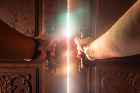 手打开门的灯光图片素材