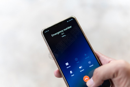 拨打紧急求救电话图片