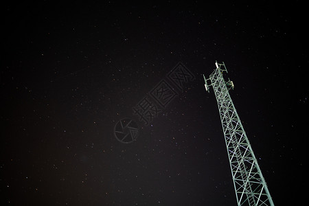 夜间以恒星为背景的电话塔图片